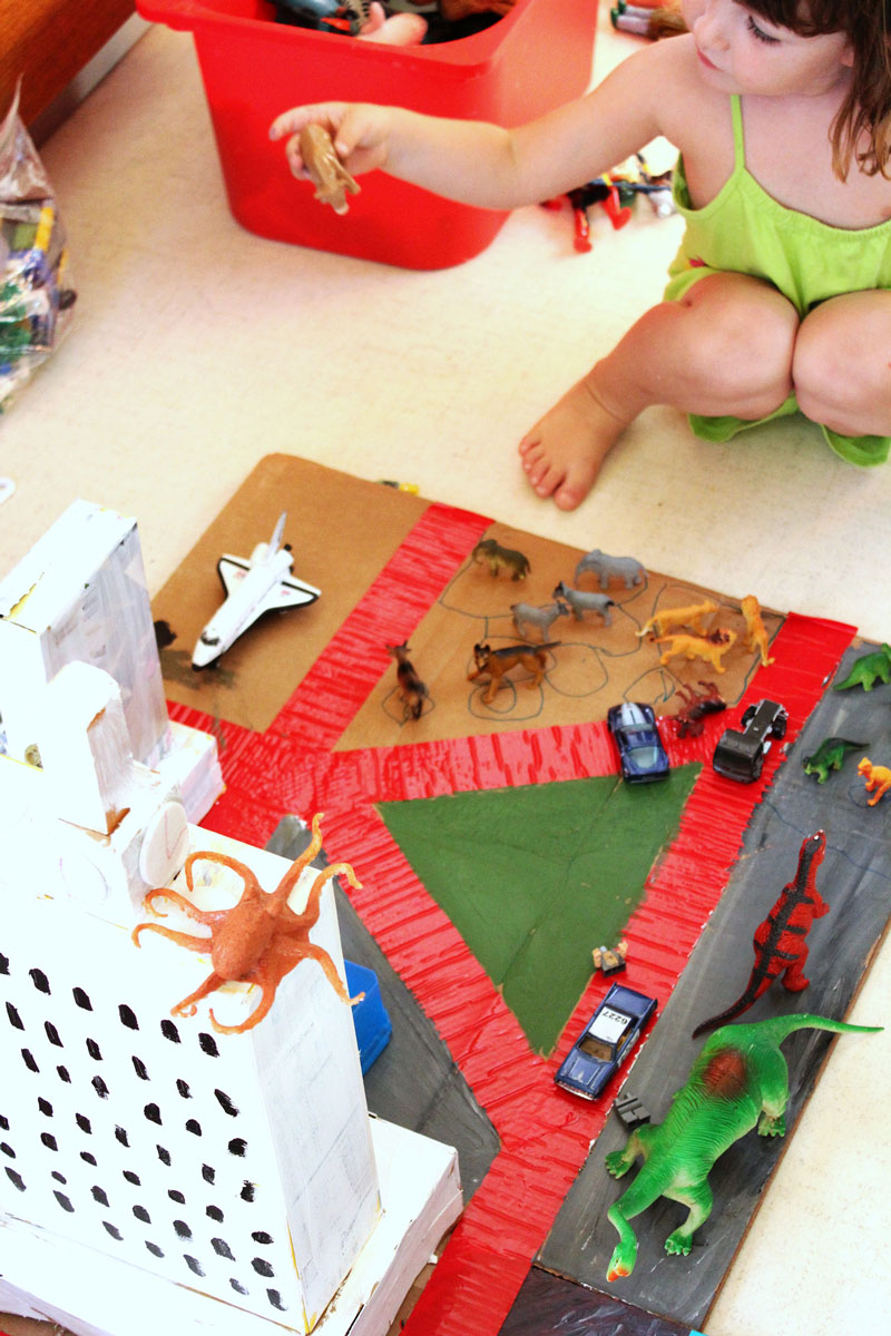 A cardboard city is a must-make project for families!  This is a wonderful DIY toy that teaches kids about creative reuse and collaboration. 
