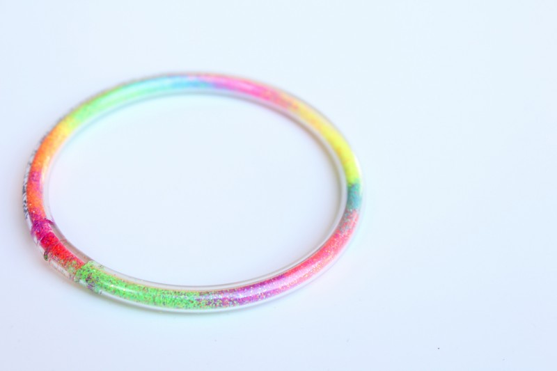 Totally Tubular Bracelets for Kids: Science meets fashion! Did you ever think those two concepts could be combined in one kid's craft project? 