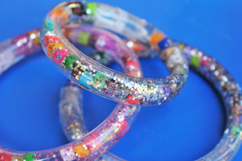 Science meets fashion in these DIY glitter bracelets for kids! 