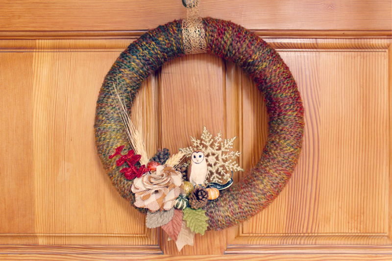 DIY Wreath: Learn how to make a minimalist yarn wreath for fall/winter or any time of year!