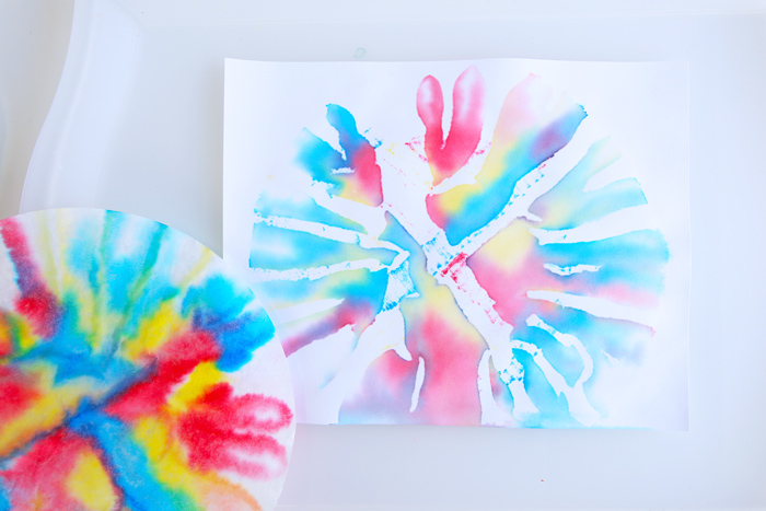  Easy art and science project that teaches kids the concepts of diffusion, solubility, and color mixing.